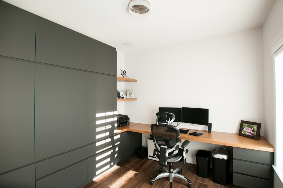 На фото: кабинет среднего размера в классическом стиле с серыми стенами, паркетным полом среднего тона и встроенным рабочим столом
