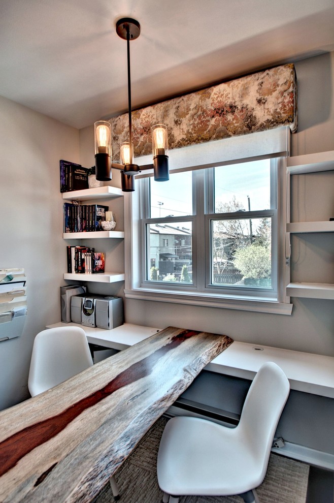 Example of a small urban study room design in Montreal