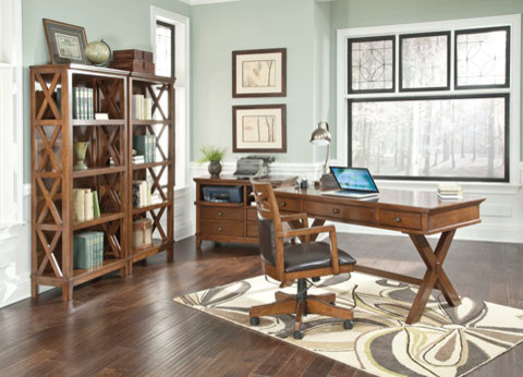 Großes Uriges Arbeitszimmer ohne Kamin mit Arbeitsplatz, grüner Wandfarbe, dunklem Holzboden, freistehendem Schreibtisch und braunem Boden in Orlando