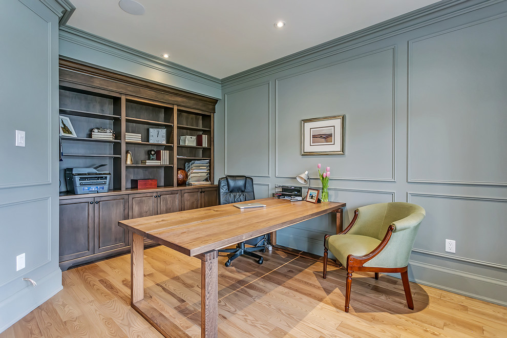 Cette image montre un bureau traditionnel de taille moyenne avec un mur gris, parquet clair, un bureau indépendant et aucune cheminée.
