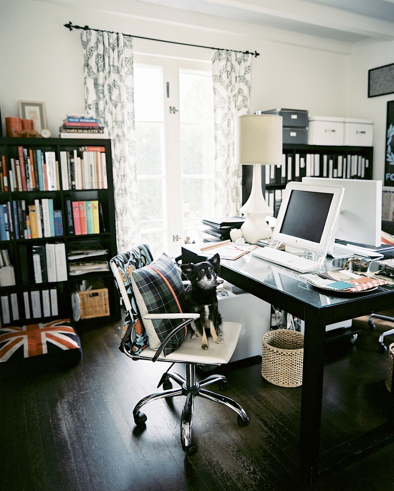 На фото: кабинет в стиле неоклассика (современная классика) с белыми стенами, темным паркетным полом и отдельно стоящим рабочим столом