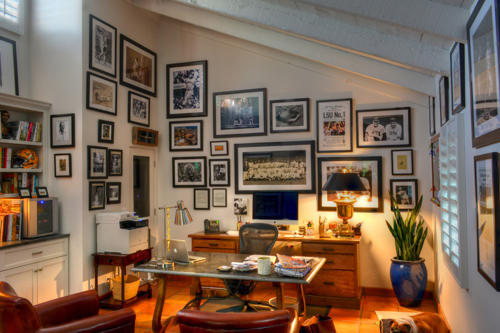 フェニックスにある中くらいなトラディショナルスタイルのおしゃれな書斎 (白い壁、テラコッタタイルの床、暖炉なし、自立型机) の写真