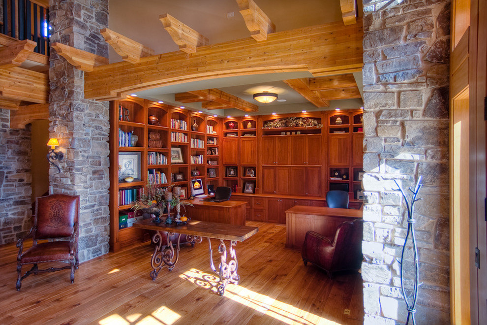 シカゴにある広いラスティックスタイルのおしゃれな書斎 (茶色い壁、無垢フローリング、暖炉なし、造り付け机) の写真