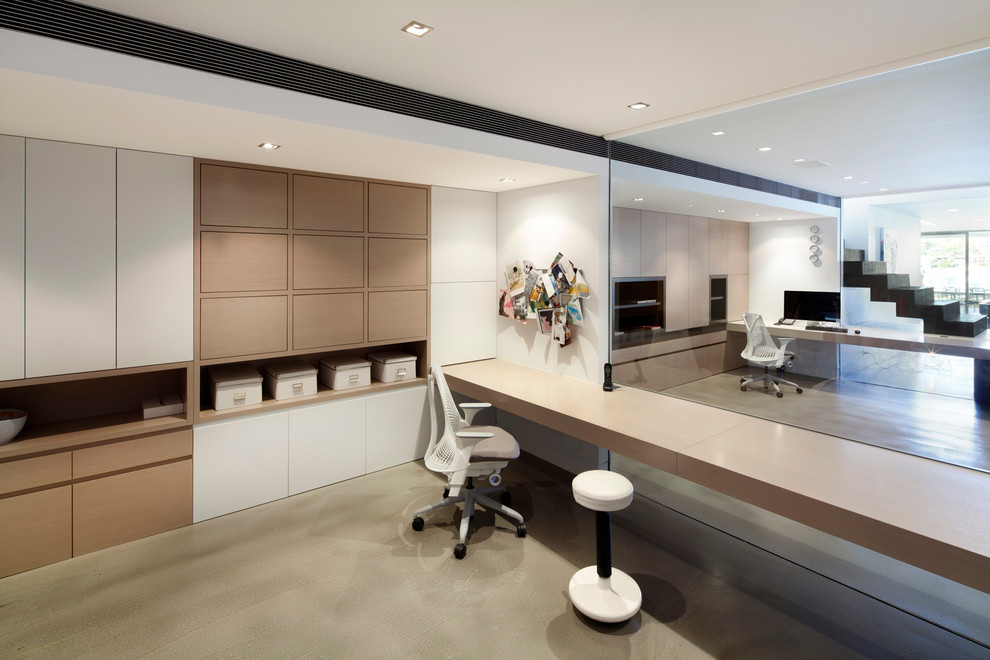 Immagine di un grande ufficio minimalista con pareti bianche e scrivania incassata