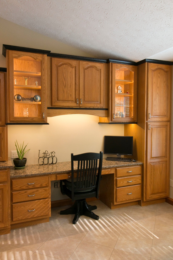 Aménagement d'un bureau classique de taille moyenne avec un mur beige, un sol en vinyl et un bureau intégré.