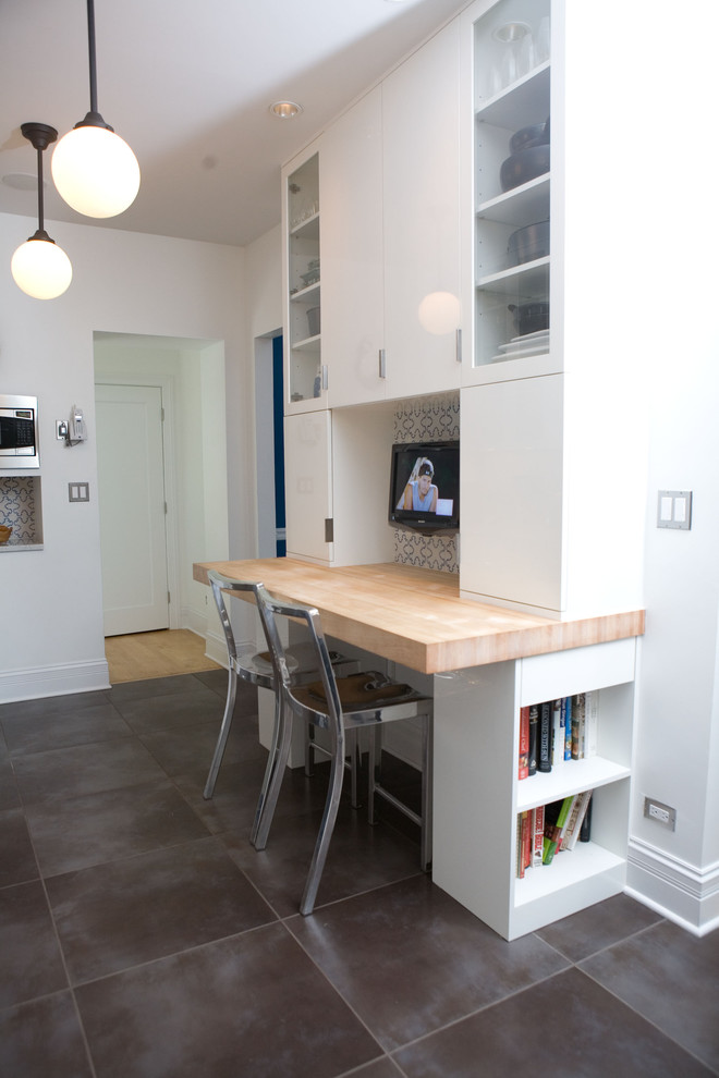 Idee per un piccolo ufficio minimal con scrivania incassata, pareti bianche, pavimento con piastrelle in ceramica, nessun camino e pavimento grigio