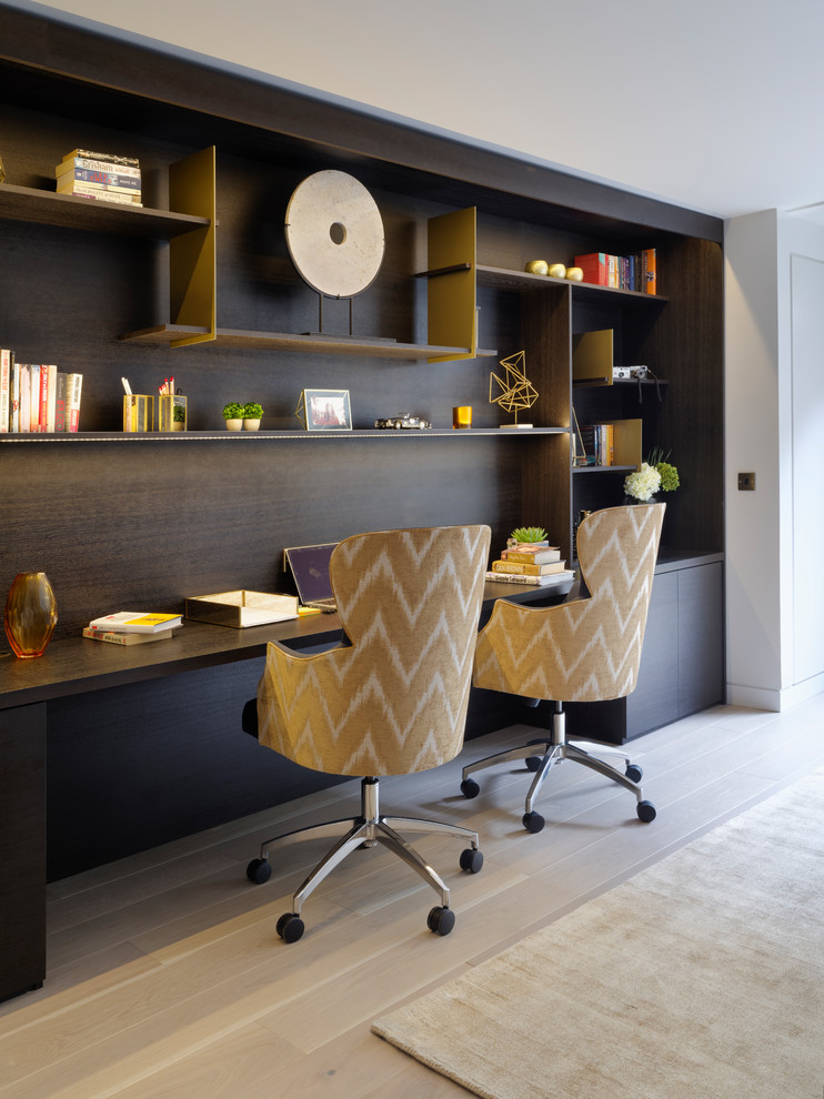 Inspiration för moderna hemmabibliotek, med bruna väggar, ljust trägolv, ett inbyggt skrivbord och beiget golv