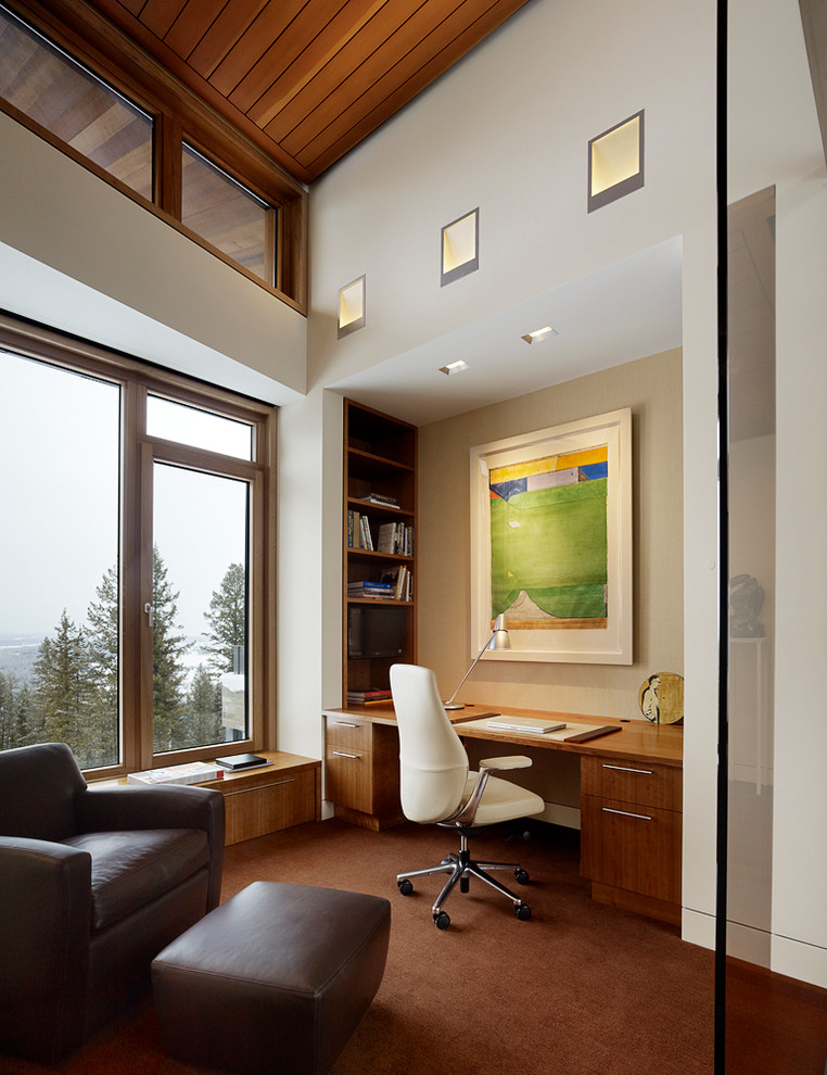 Пример оригинального дизайна: кабинет в современном стиле с встроенным рабочим столом и белыми стенами