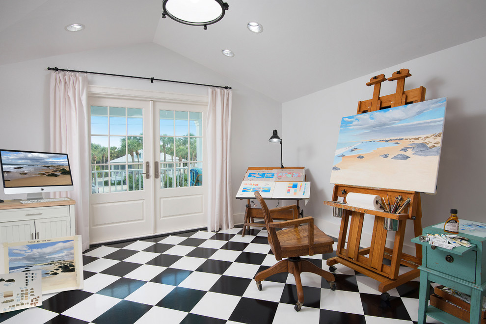 Mittelgroßes Maritimes Arbeitszimmer mit Studio, weißer Wandfarbe, Linoleum, freistehendem Schreibtisch und weißem Boden in Tampa
