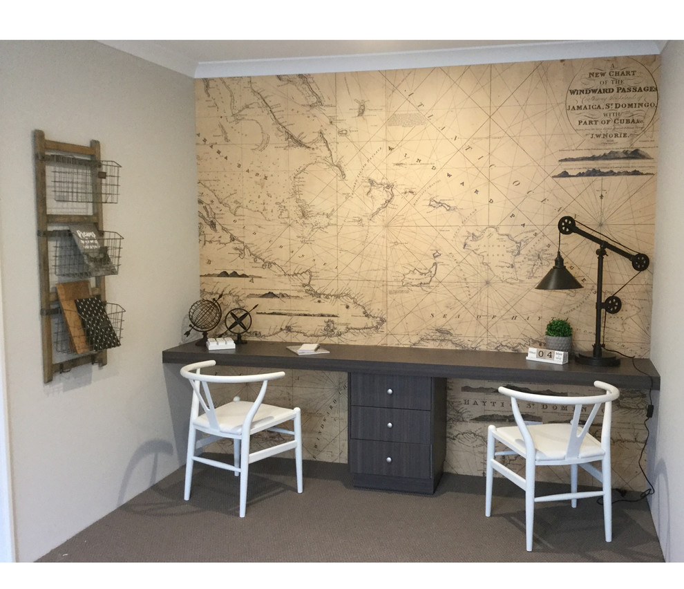 Mittelgroßes Country Arbeitszimmer mit Arbeitsplatz, grauer Wandfarbe, Teppichboden, Einbau-Schreibtisch und braunem Boden in Perth