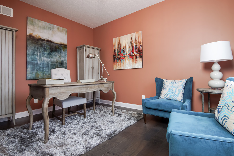 Свежая идея для дизайна: кабинет в стиле неоклассика (современная классика) с оранжевыми стенами, отдельно стоящим рабочим столом и коричневым полом - отличное фото интерьера