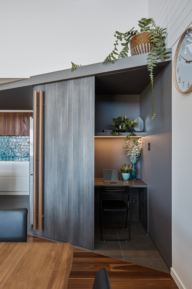 Kleines Modernes Arbeitszimmer mit Arbeitsplatz, grauer Wandfarbe, Porzellan-Bodenfliesen, Einbau-Schreibtisch und grauem Boden in Gold Coast - Tweed