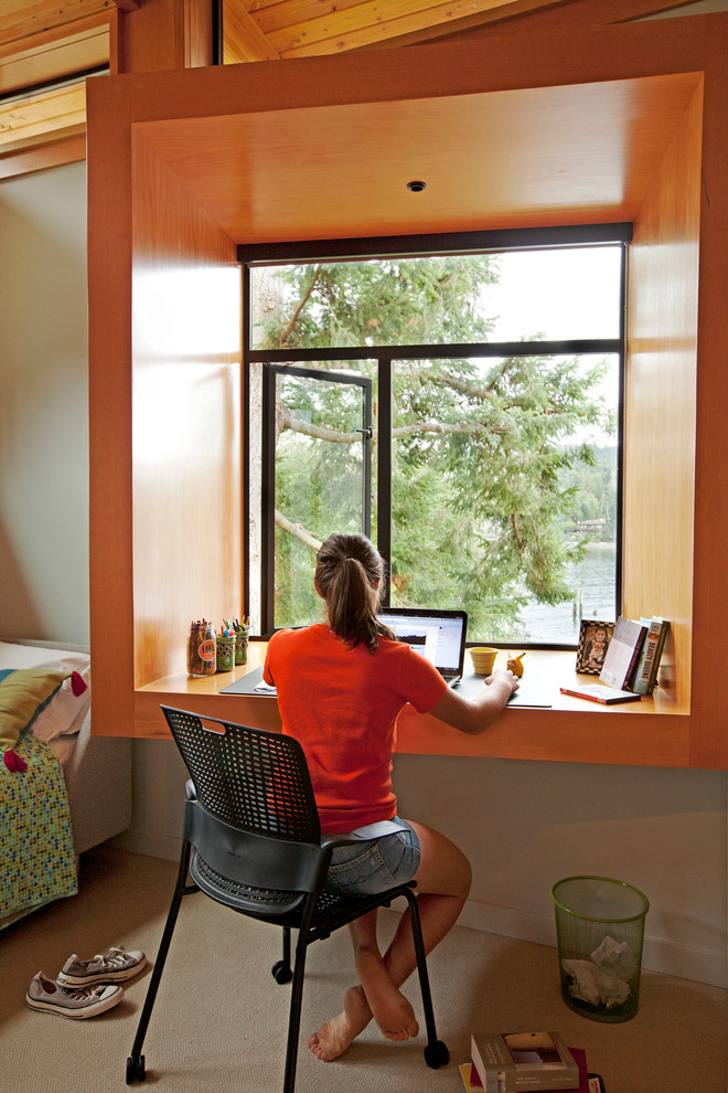 Идея дизайна: кабинет в современном стиле с ковровым покрытием и встроенным рабочим столом