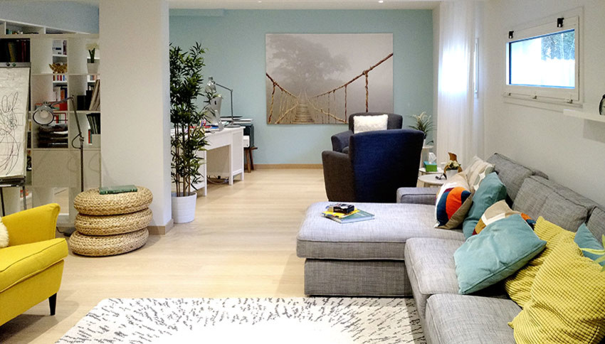 Idéer för mellanstora nordiska arbetsrum, med blå väggar och laminatgolv