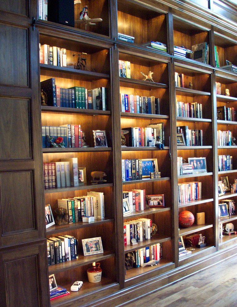 Idéer för att renovera ett stort vintage hemmabibliotek, med mörkt trägolv