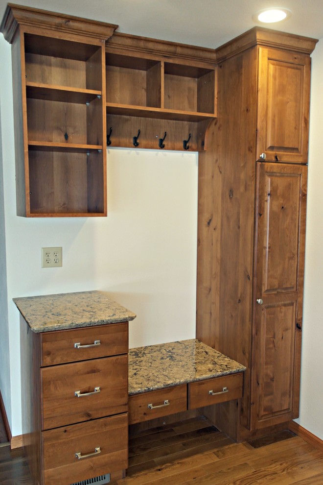 Diseño de despacho rural pequeño con paredes beige y suelo de madera en tonos medios