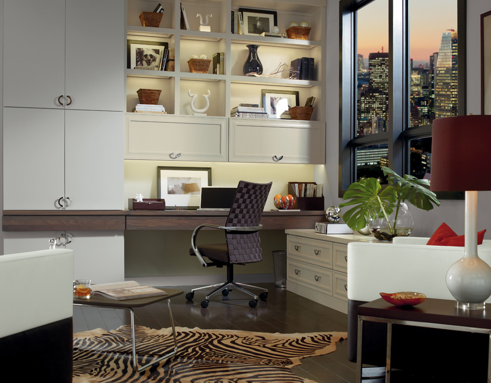 Cette photo montre un bureau tendance de taille moyenne avec un mur blanc, un bureau indépendant et aucune cheminée.
