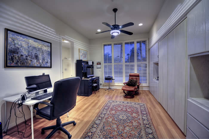 Ispirazione per un ampio ufficio con pareti beige, pavimento in legno massello medio, nessun camino e scrivania autoportante