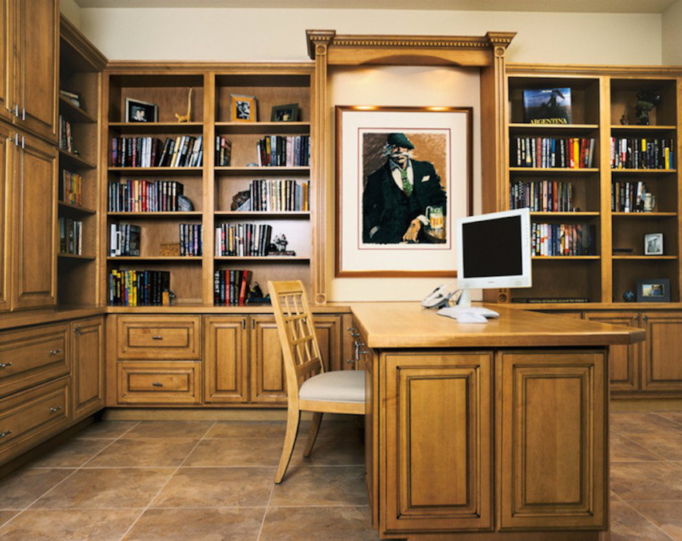 Idée de décoration pour un bureau de taille moyenne et de type studio avec un mur marron, un sol en carrelage de céramique, aucune cheminée et un bureau intégré.