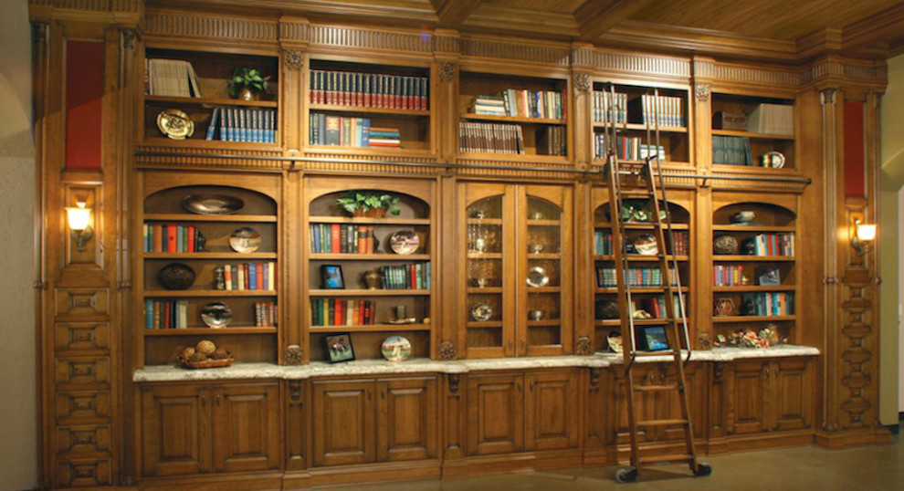 Imagen de despacho tradicional extra grande sin chimenea con paredes beige, suelo de baldosas de cerámica y escritorio empotrado