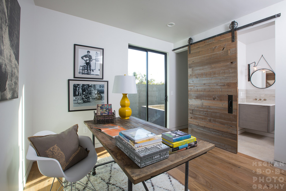 Inspiration for a contemporary home office in Los Angeles.