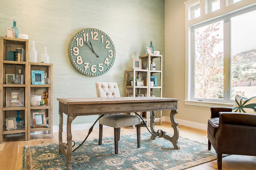 Idéer för vintage arbetsrum, med gröna väggar, mellanmörkt trägolv och ett fristående skrivbord