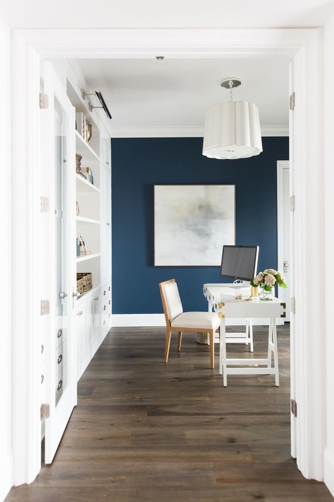 Imagen de despacho tradicional renovado grande con paredes azules, suelo de madera oscura y escritorio independiente