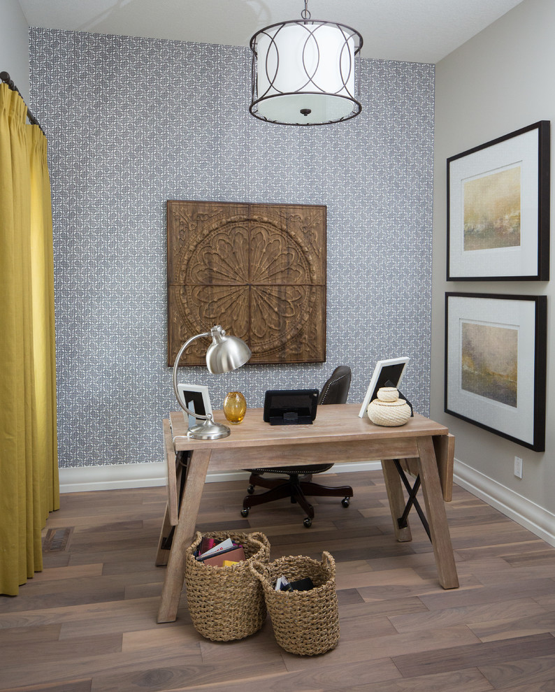 Imagen de despacho clásico renovado de tamaño medio con paredes grises, moqueta y escritorio independiente