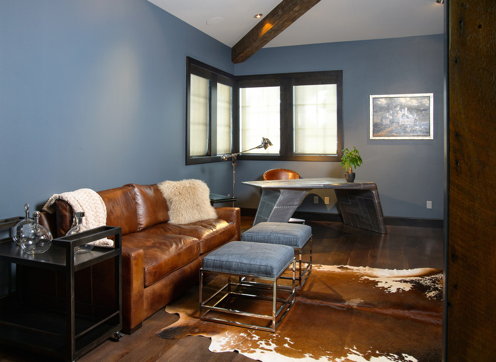 Exemple d'un bureau tendance avec un mur bleu, parquet foncé et un bureau indépendant.