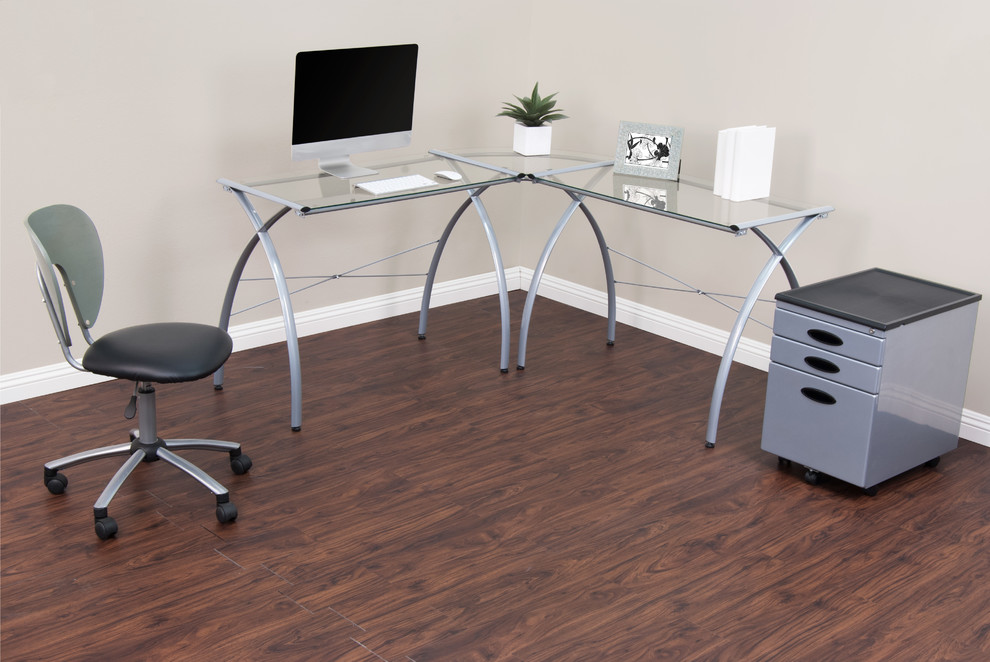 Пример оригинального дизайна: рабочее место среднего размера в стиле модернизм с отдельно стоящим рабочим столом