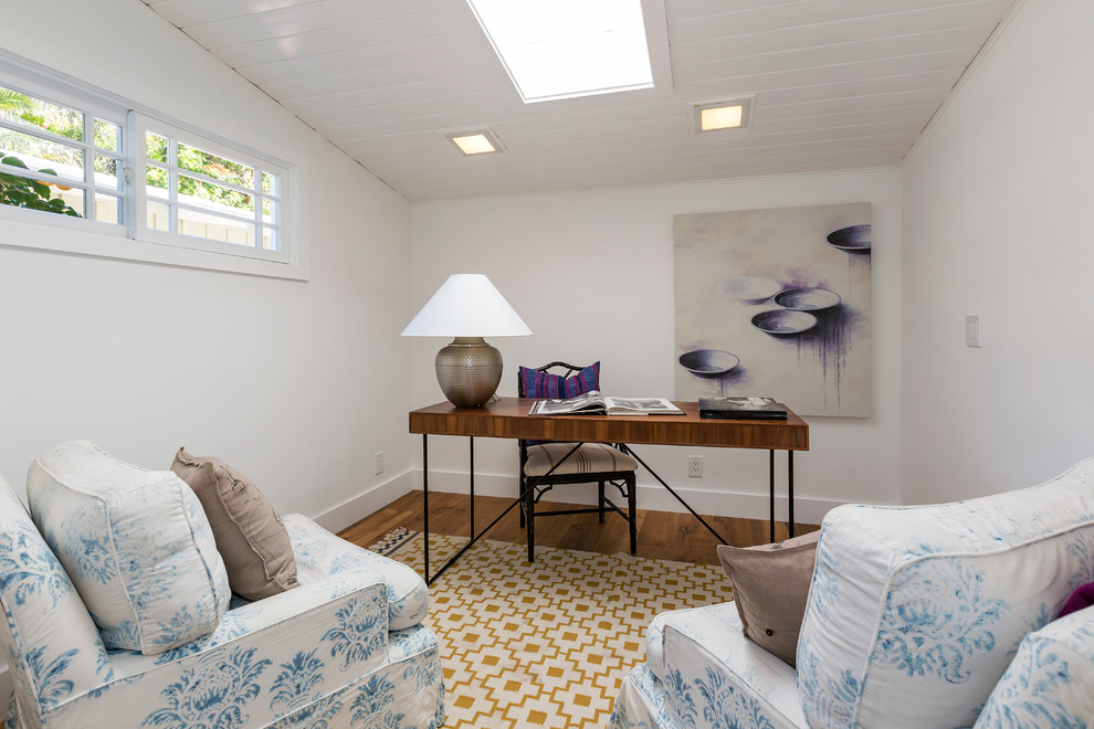 Idee per uno studio stile marinaro di medie dimensioni con pareti bianche, pavimento in legno massello medio e scrivania autoportante