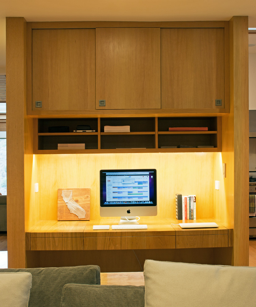 Пример оригинального дизайна: кабинет среднего размера в современном стиле с бежевыми стенами, паркетным полом среднего тона и встроенным рабочим столом без камина