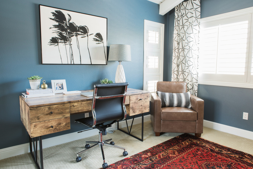 Foto de despacho bohemio grande sin chimenea con paredes grises, moqueta, escritorio independiente y suelo beige