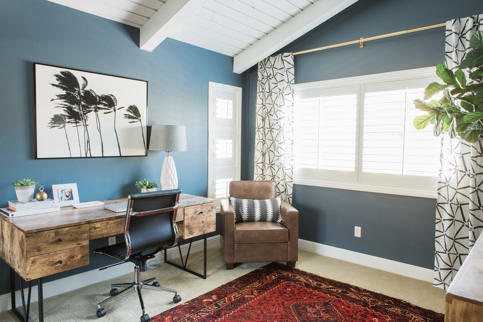 Imagen de despacho bohemio grande sin chimenea con paredes grises, moqueta, escritorio independiente y suelo beige