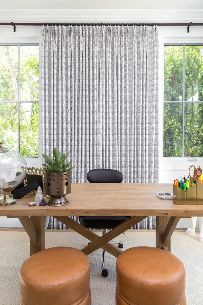 Imagen de despacho contemporáneo de tamaño medio con paredes blancas, suelo de madera clara, escritorio independiente y suelo marrón