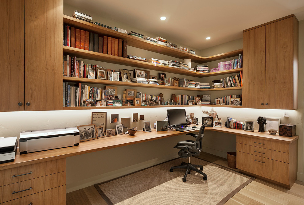 Inspiration för ett medelhavsstil arbetsrum, med ett inbyggt skrivbord