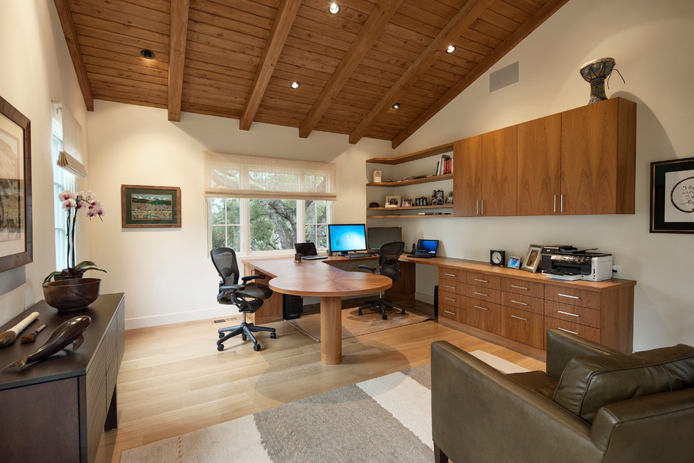 Idéer för att renovera ett medelhavsstil arbetsrum, med beige väggar, mellanmörkt trägolv och ett inbyggt skrivbord