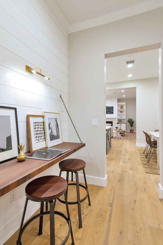 Mittelgroßes Landhausstil Arbeitszimmer mit weißer Wandfarbe, hellem Holzboden, Einbau-Schreibtisch und beigem Boden in Phoenix