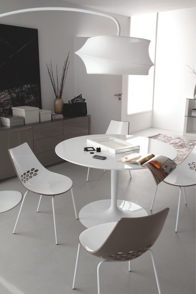 Exemple d'un bureau tendance de taille moyenne avec un mur blanc, sol en béton ciré et un bureau indépendant.
