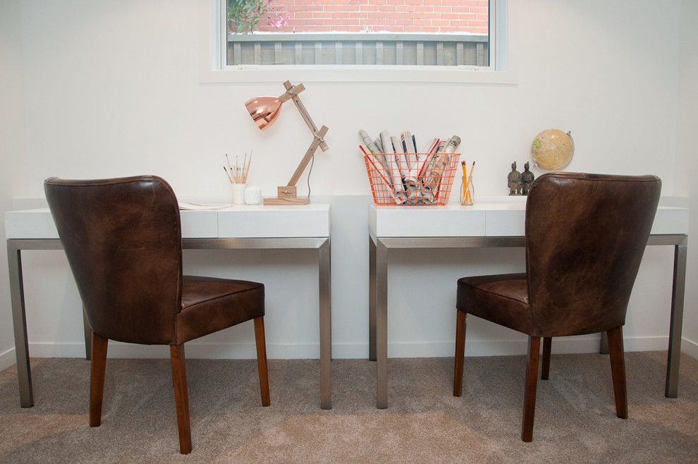 Стильный дизайн: кабинет среднего размера в стиле модернизм с белыми стенами, ковровым покрытием, отдельно стоящим рабочим столом и коричневым полом без камина - последний тренд