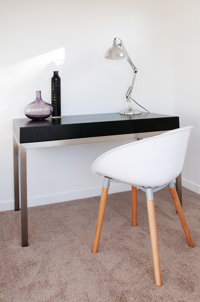 Idéer för små funkis arbetsrum, med vita väggar, heltäckningsmatta, ett fristående skrivbord och brunt golv