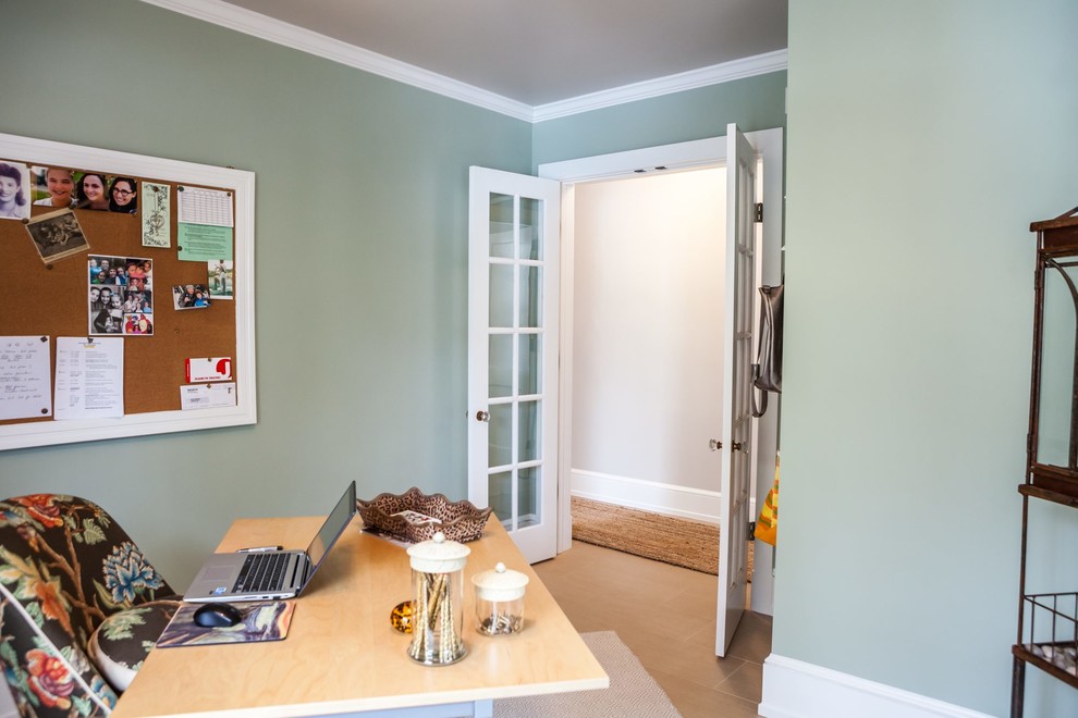 Cette photo montre un petit bureau chic avec une bibliothèque ou un coin lecture, un mur vert, un sol en carrelage de porcelaine, un bureau indépendant et un sol beige.