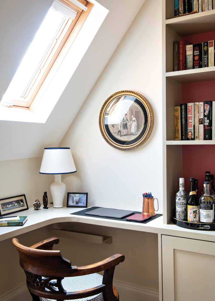 Idee per un piccolo studio chic con libreria, pareti beige e scrivania incassata