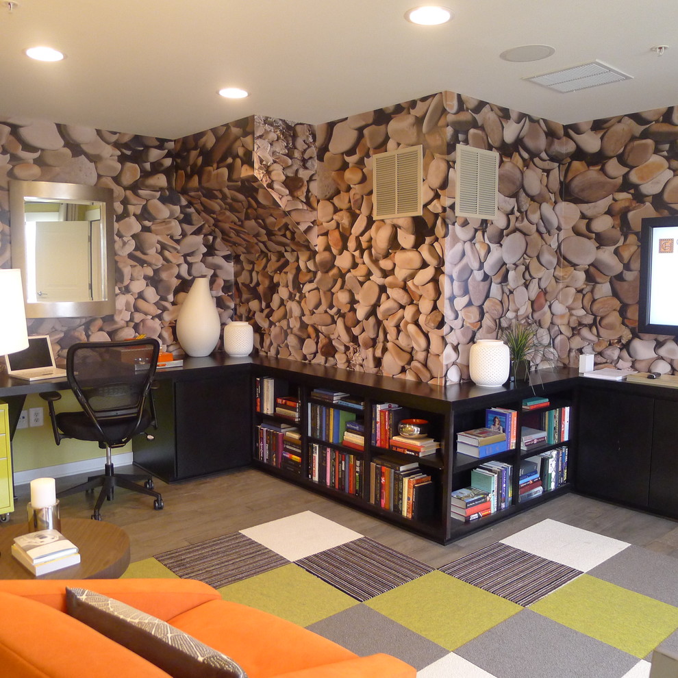 Exempel på ett modernt arbetsrum, med mellanmörkt trägolv och ett inbyggt skrivbord