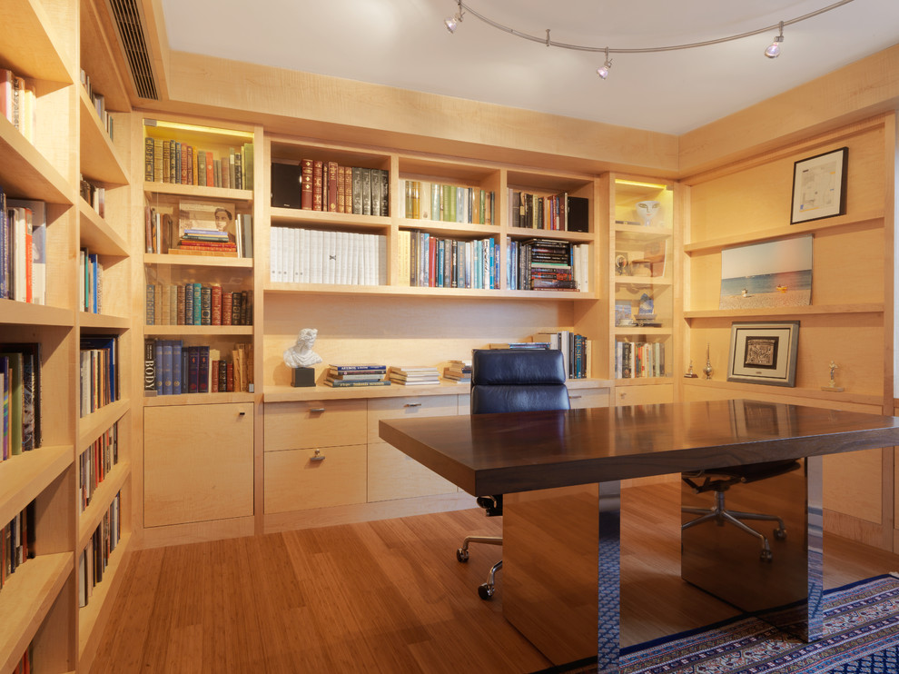 Idéer för att renovera ett vintage arbetsrum, med ett bibliotek