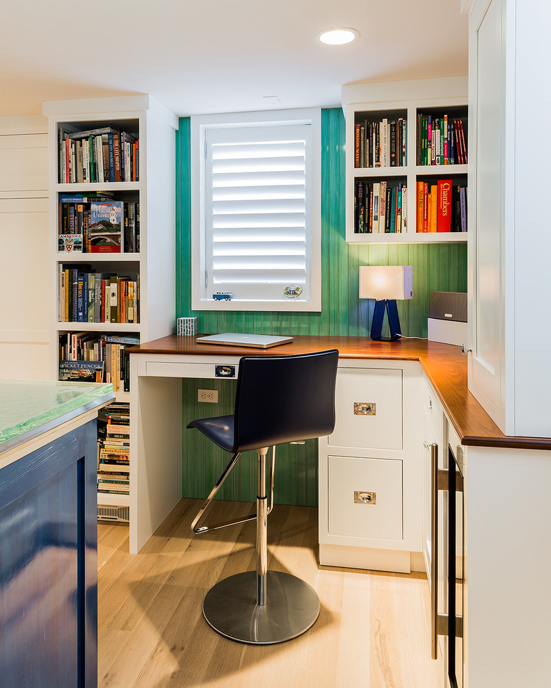 Idéer för ett litet klassiskt hemmabibliotek, med gröna väggar, ljust trägolv och ett inbyggt skrivbord