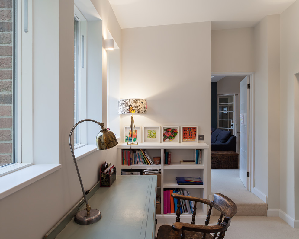 Inspiration för ett litet funkis hemmabibliotek, med beige väggar, heltäckningsmatta, ett fristående skrivbord och beiget golv