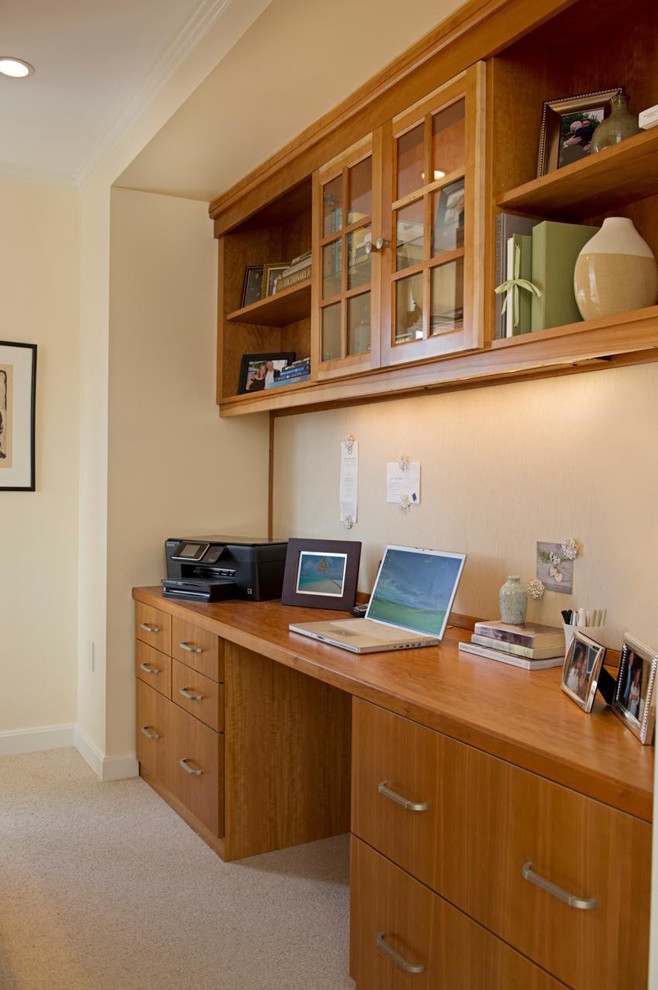 Exemple d'un petit bureau tendance de type studio avec un mur jaune, moquette et un bureau intégré.