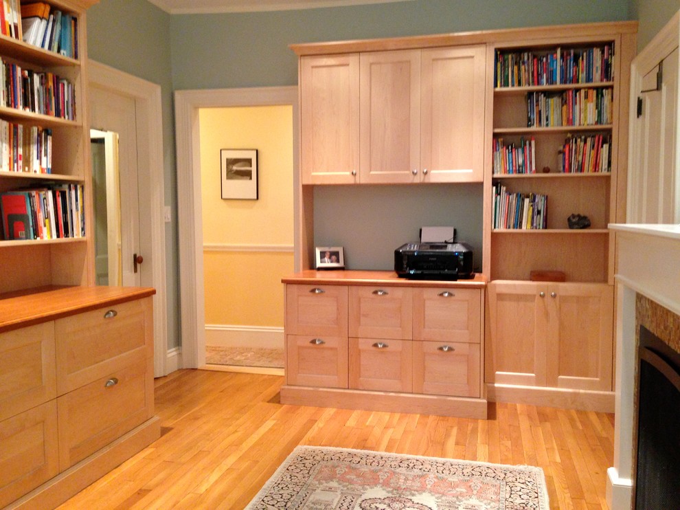 ボストンにあるトラディショナルスタイルのおしゃれなホームオフィス・書斎の写真