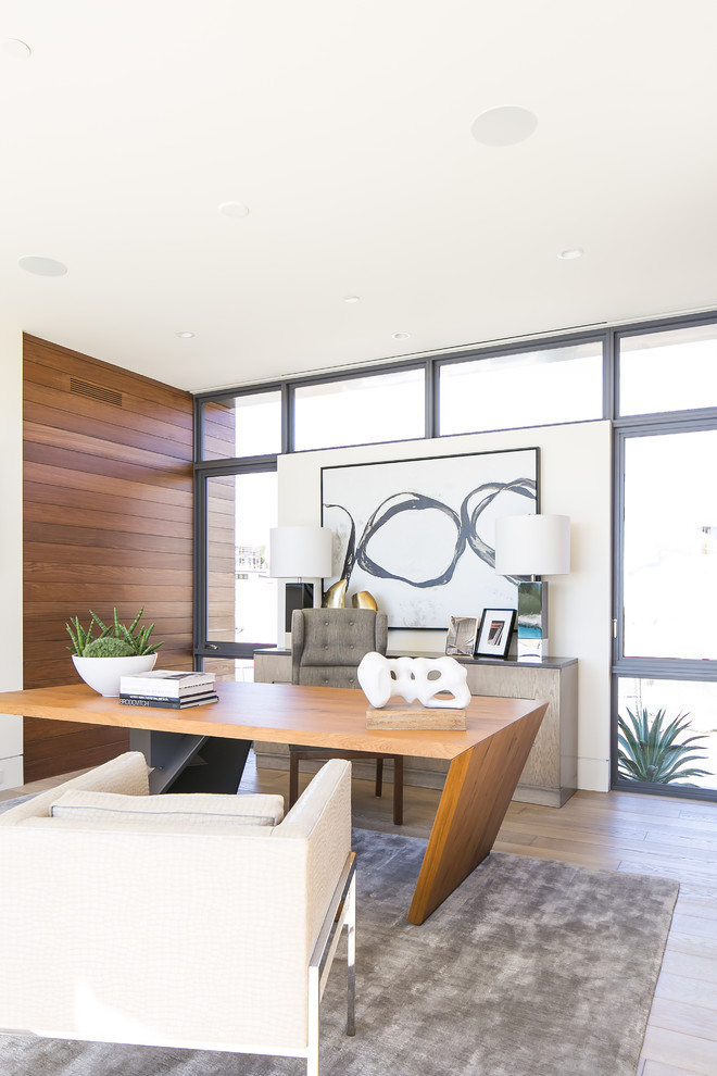 Идея дизайна: кабинет в современном стиле с отдельно стоящим рабочим столом и коричневым полом